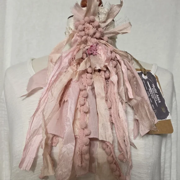 SOLD!!!! JABOT🩷 BABY PINK🩷MOSSIE ANNA ARTISAN DESIGN OOAK NWT - Picture 3 of 5